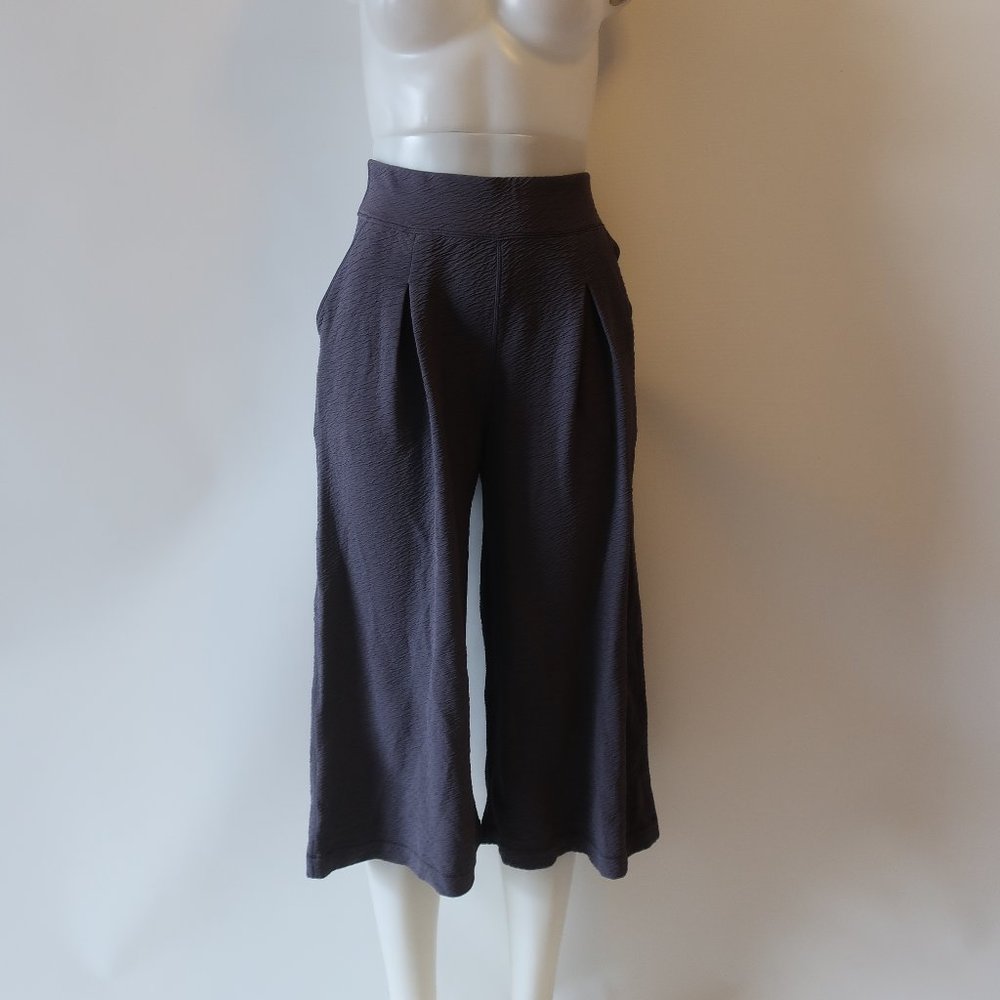 NWT LULULEMON GREY PLEAT CROP PANTS 6 *